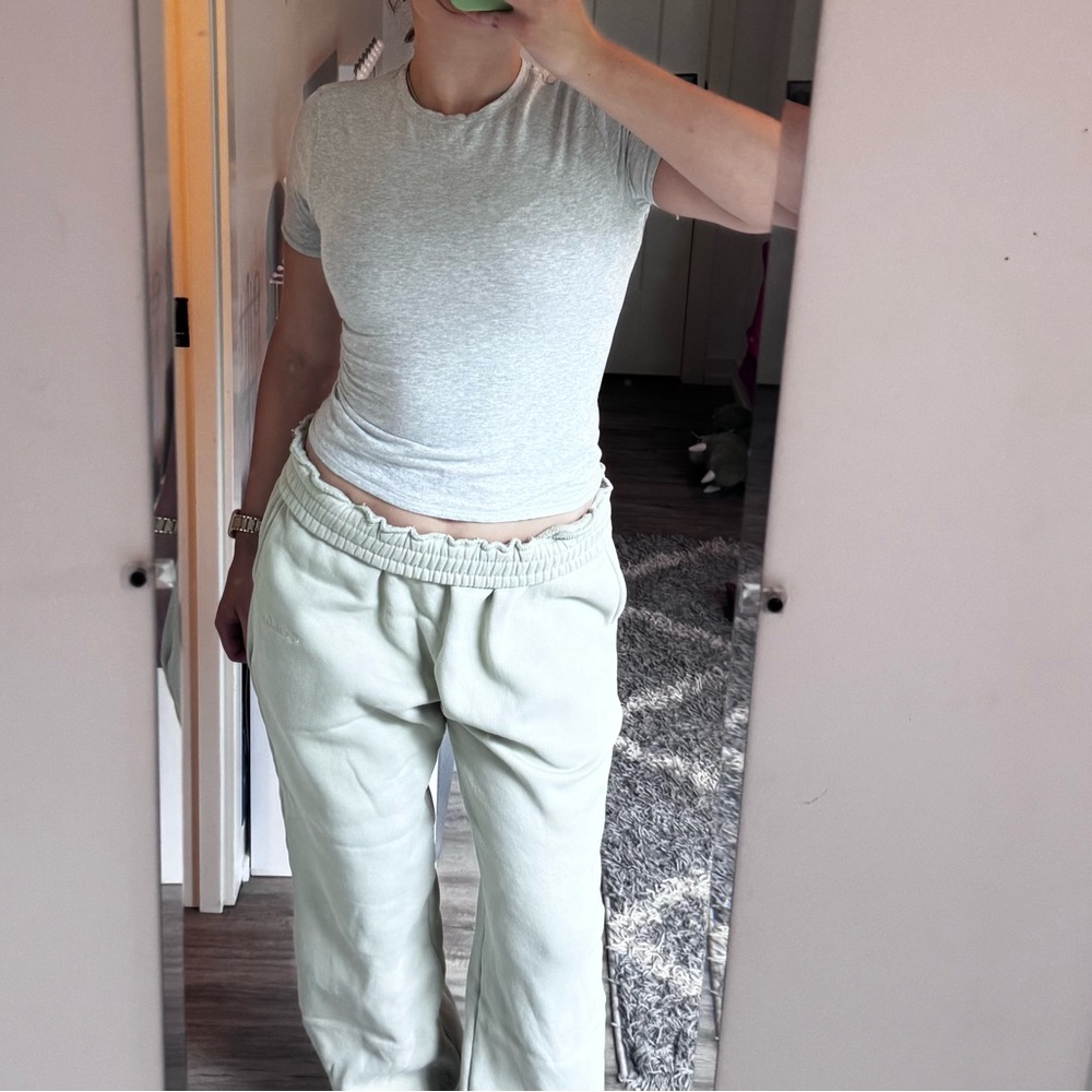 Amazon Essentials Gray Fitted Crew Neck Tee – Size Medium | Everyday Must-Have 🖤